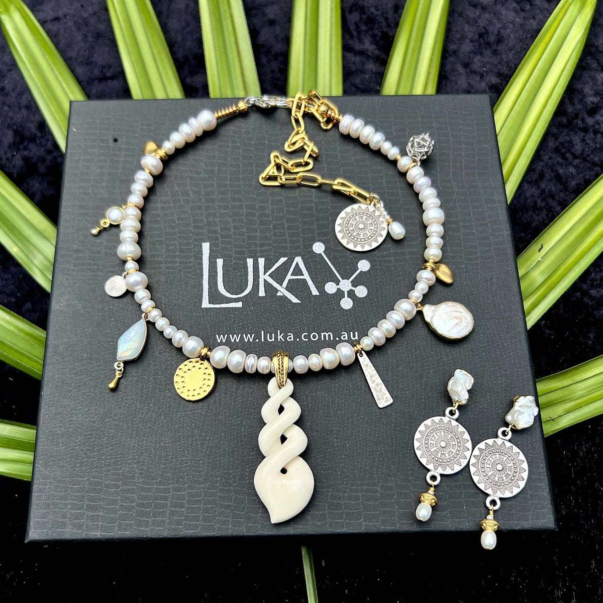 N°1062 Necklace & Earrings Set - The Pearl Collection