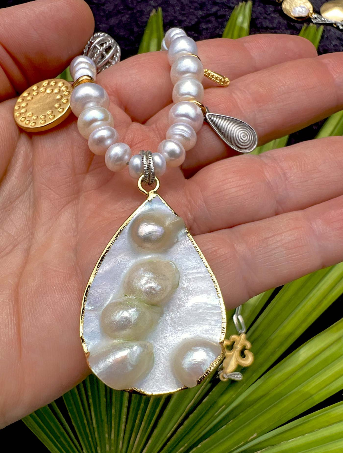 N°1056 Necklace &amp; Earrings Set - The Pearl Collection