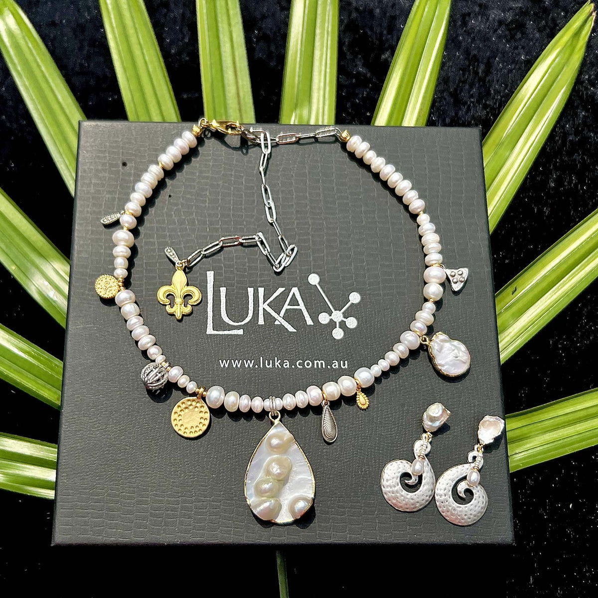 N°1056 Necklace &amp; Earrings Set - The Pearl Collection