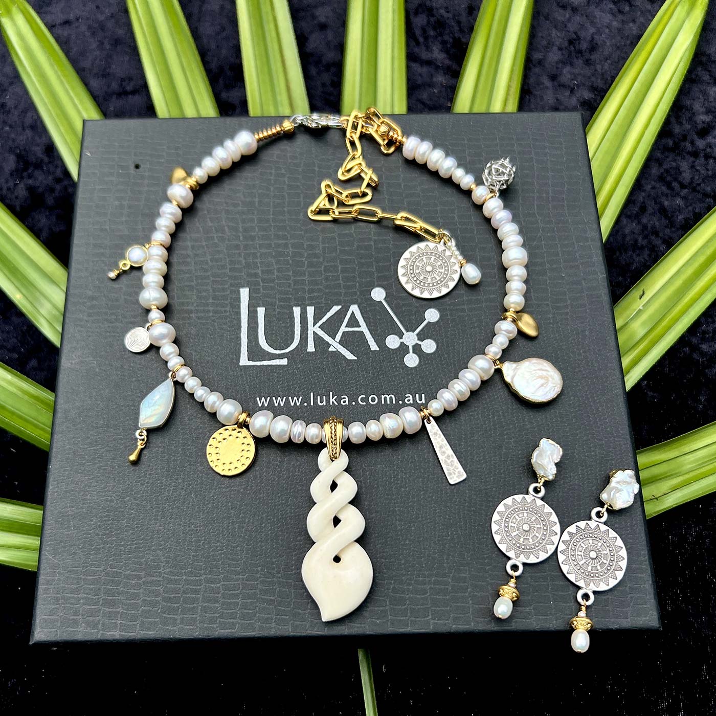 N°1062 Necklace & Earrings Set - The Pearl Collection