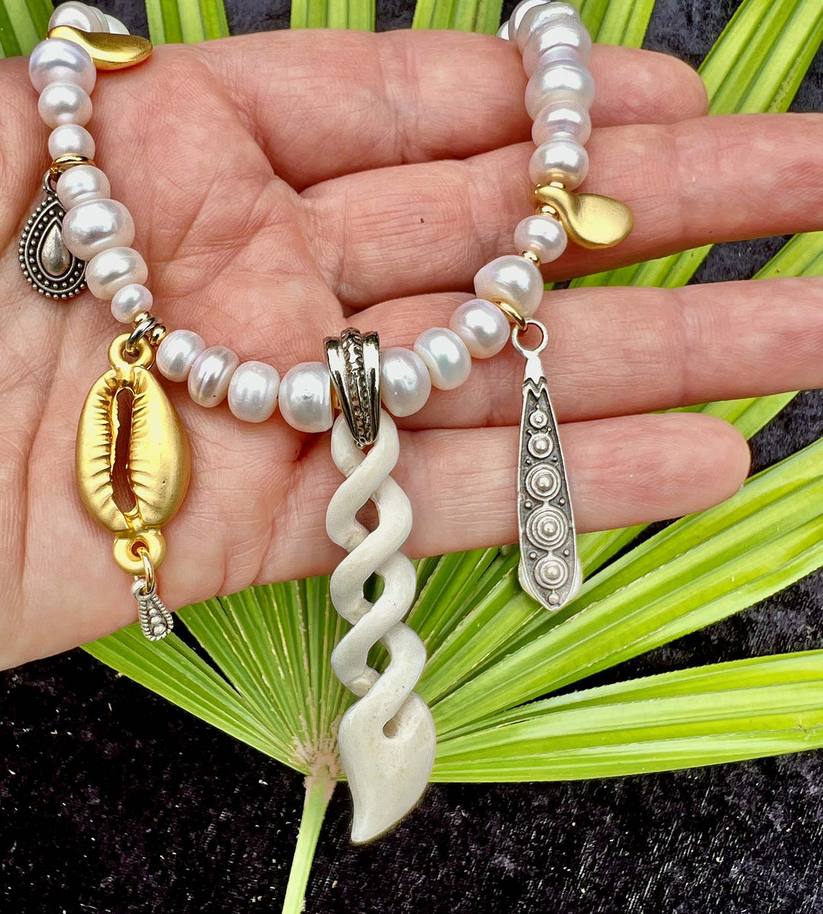 N°1066 Necklace &amp; Earrings Set - The Pearl Collection