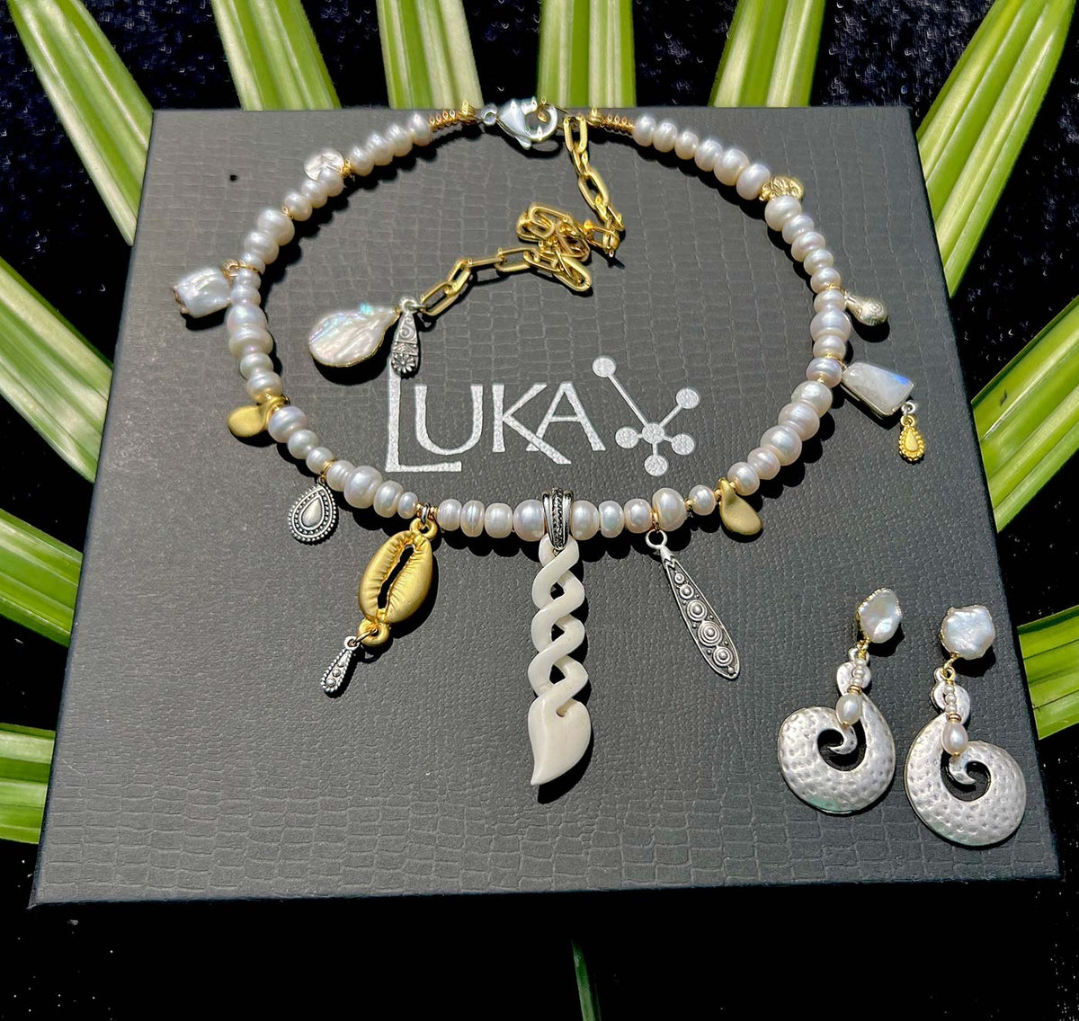 N°1066 Necklace &amp; Earrings Set - The Pearl Collection